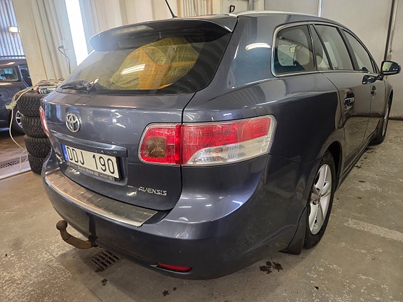 Toyota Avensis 8 of 15
