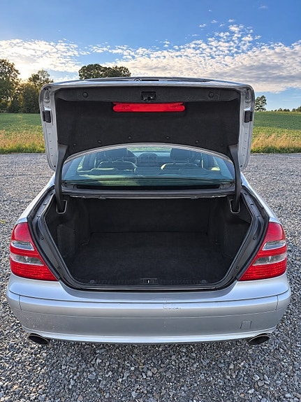 Mercedes-Benz E200 12 of 12