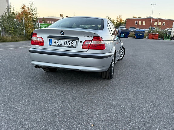 BMW 320i 5 of 7