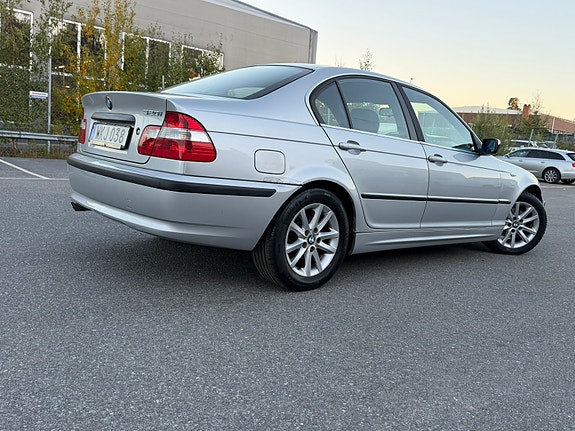 BMW 320i 4 of 7