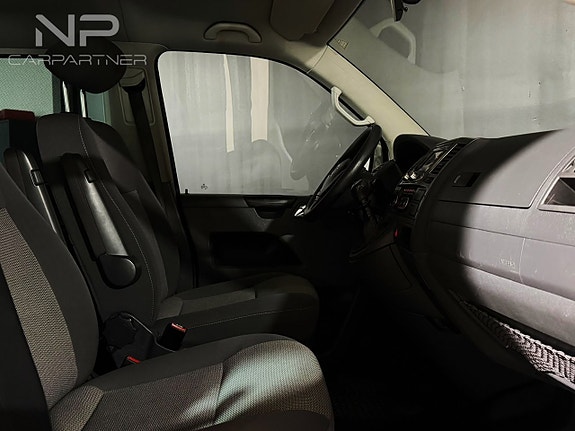 Volkswagen Caravelle 7 of 18