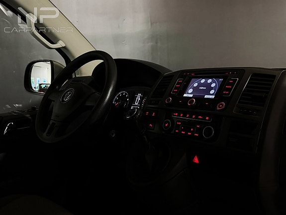 Volkswagen Caravelle 8 of 18