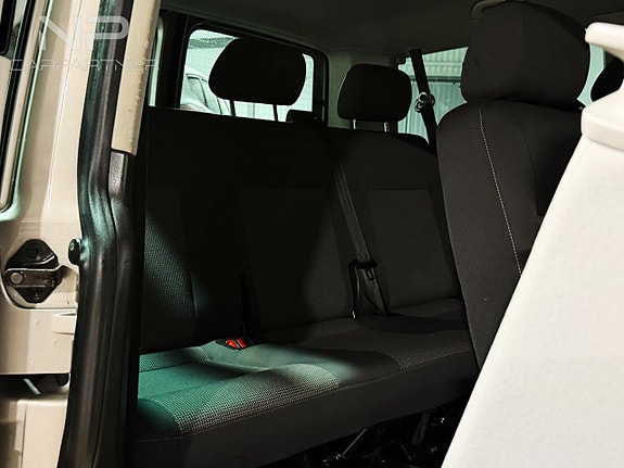Volkswagen Caravelle 16 of 18