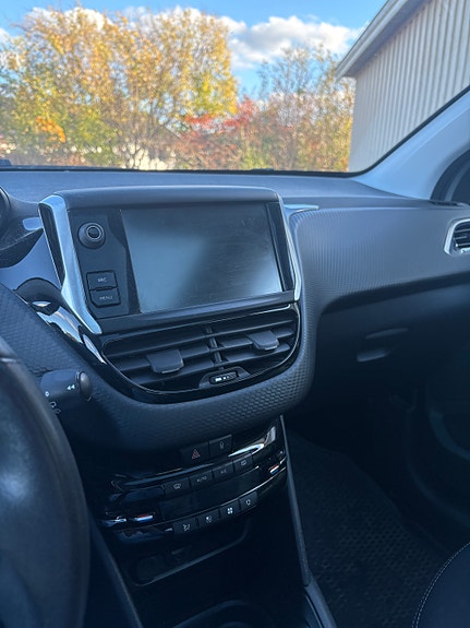 Peugeot 208 3 of 5
