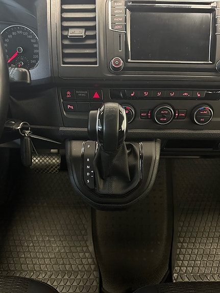 Volkswagen Caravelle 21 of 28