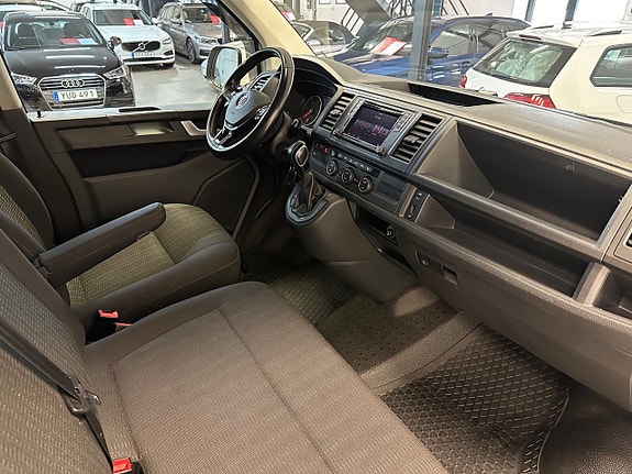 Volkswagen Caravelle 12 of 28