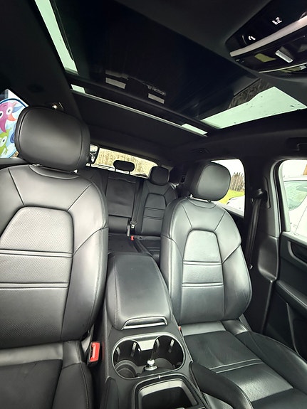 Porsche Cayenne 4 of 4