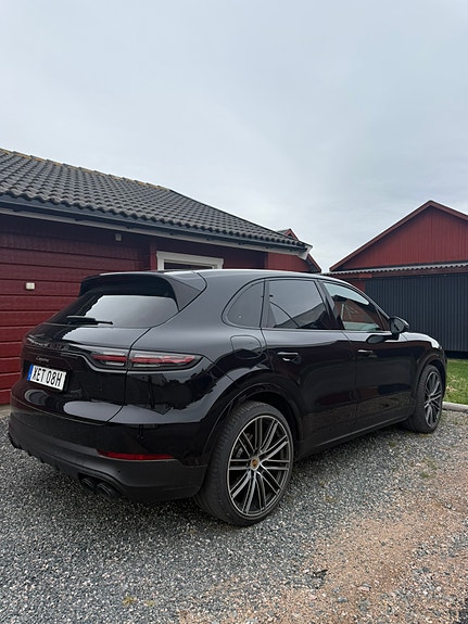 Porsche Cayenne 2 of 4