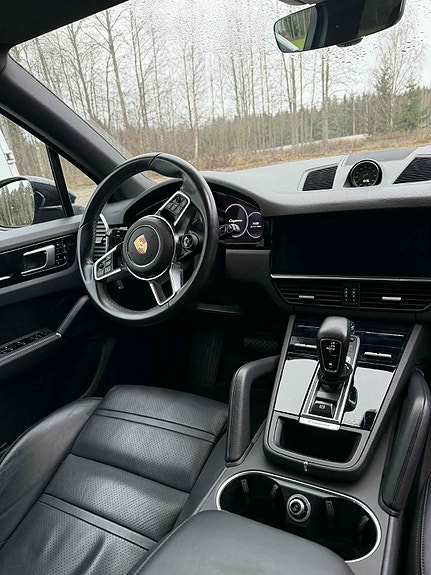 Porsche Cayenne 3 of 4
