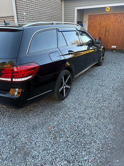 Mercedes-Benz E220 3 of 8