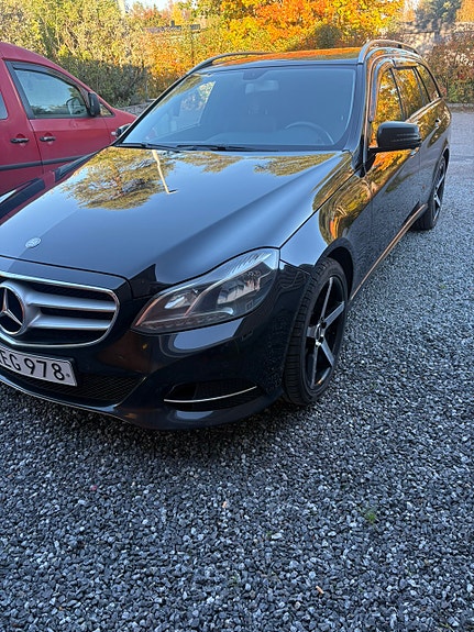 Mercedes-Benz E220 2 of 8