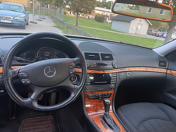 Mercedes-Benz E200 11 of 14