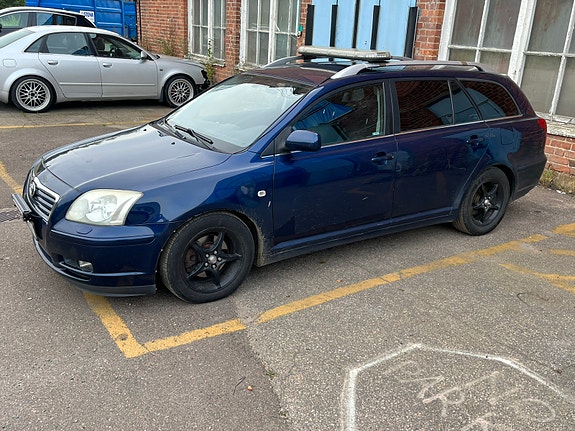 Toyota Avensis 2 of 4