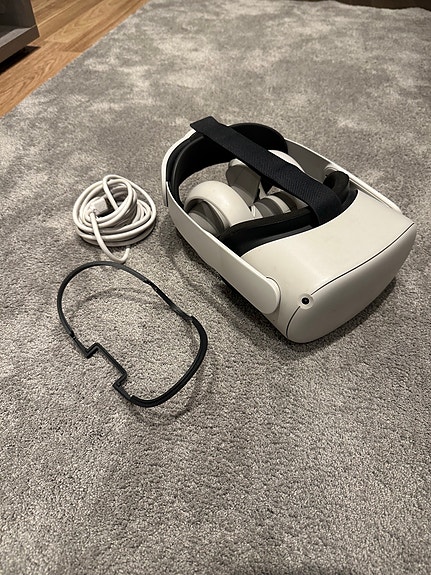 VR-headset med handkontroller spelkonsol