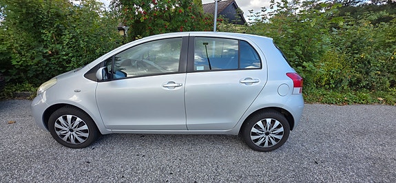 Toyota Yaris 2 of 5