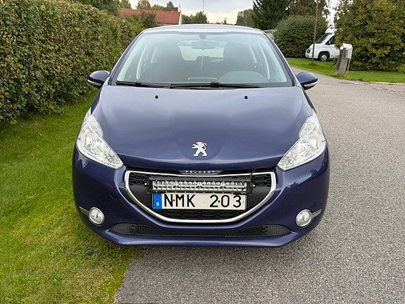 Peugeot 208 2 of 10