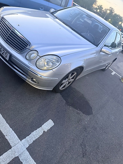 Mercedes-Benz E200 4 of 5
