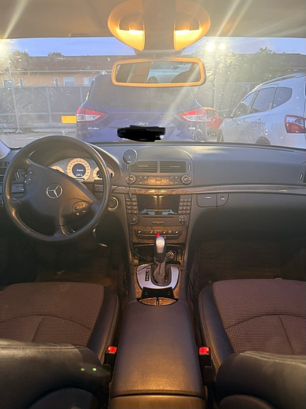 Mercedes-Benz E200 3 of 5