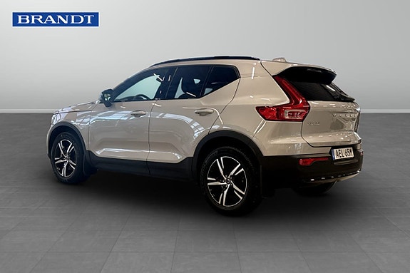 Volvo XC40 2 of 13