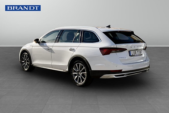 Skoda Octavia Scout 2 of 11