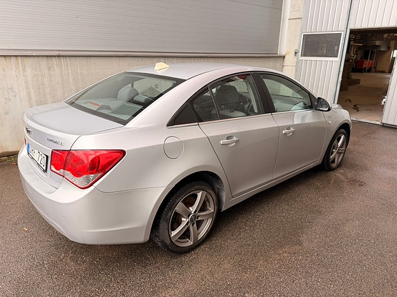 Chevrolet Cruze 2 of 4