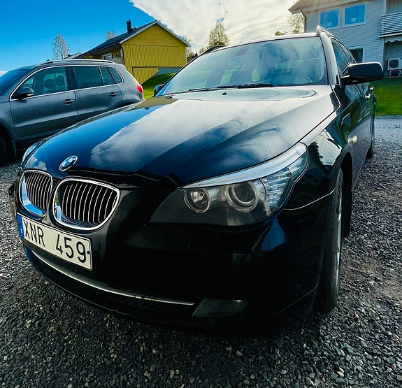 BMW 523i 2 of 9