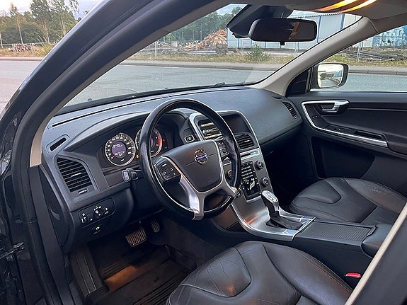 Volvo XC60 11 of 17