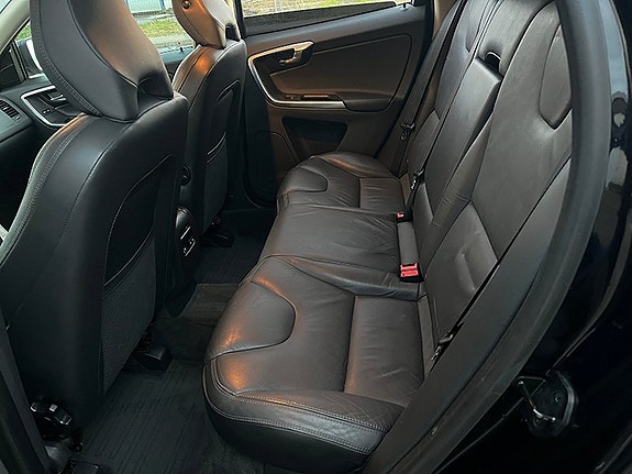 Volvo XC60 13 of 17