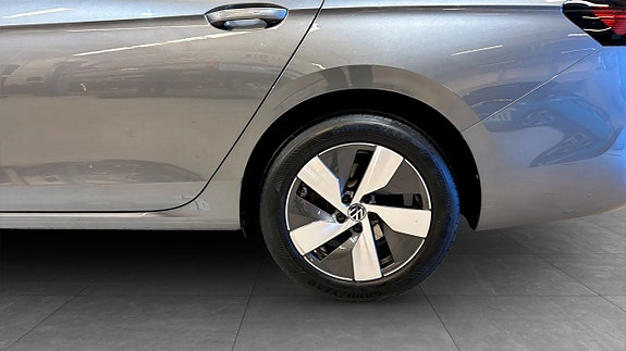 Volkswagen Passat 6 of 22