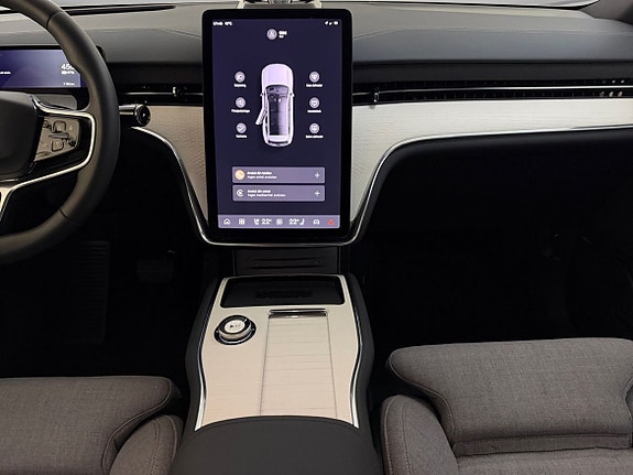 Volvo EX90 13 of 16