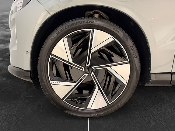 Volvo EX90 10 of 16