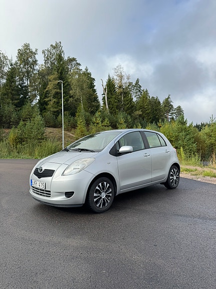 Toyota Yaris 2 of 6
