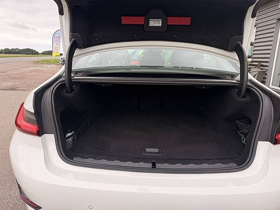 BMW 330e 8 of 10