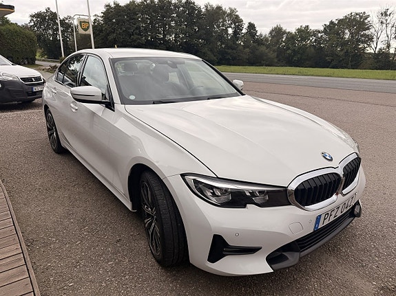 BMW 330e 5 of 10