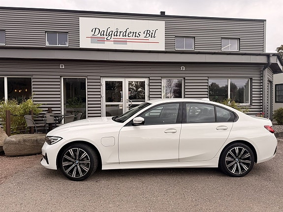 BMW 330e 2 of 10