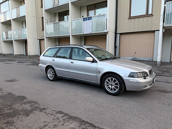 Volvo V40 2 of 7