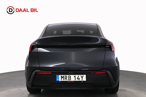 Tesla Model Y 7 of 26