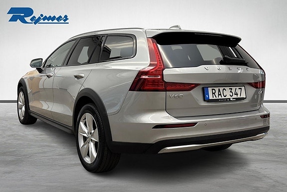Volvo V60 Cross Country 3 of 24
