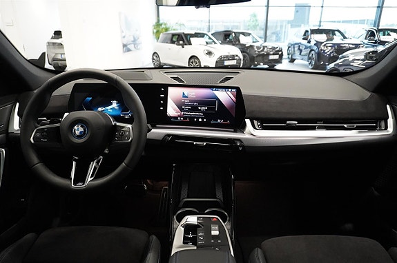 BMW iX1 5 of 20