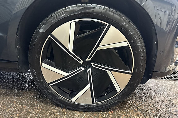 Volvo EX90 17 of 30