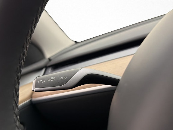 Tesla Model Y 28 of 30