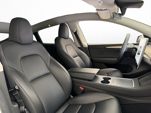 Tesla Model Y 13 of 30