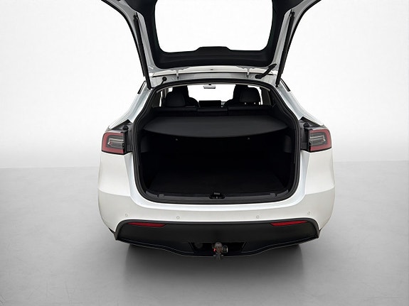 Tesla Model Y 11 of 30