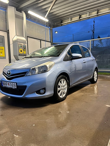 Toyota Yaris 12 of 13