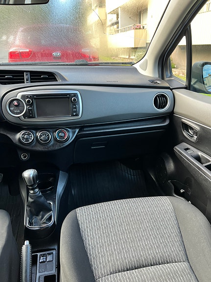 Toyota Yaris 11 of 13