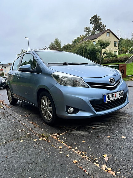 Toyota Yaris 2 of 13