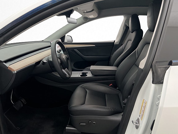 Tesla Model Y 16 of 30