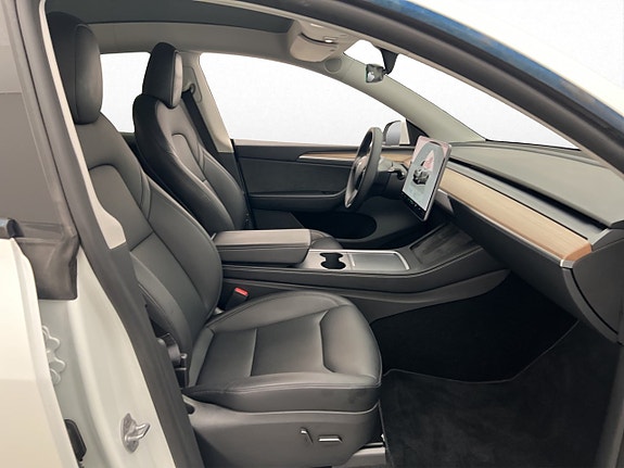 Tesla Model Y 14 of 30