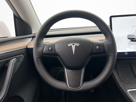 Tesla Model Y 28 of 30