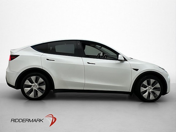 Tesla Model Y 10 of 30